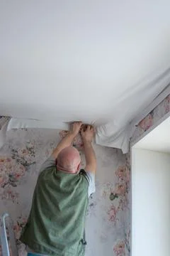 Installation of a modern seamless stretch ceiling in the apartment. Foto stock