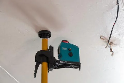 Installation of a modern seamless stretch ceiling in the apartment. Foto stock