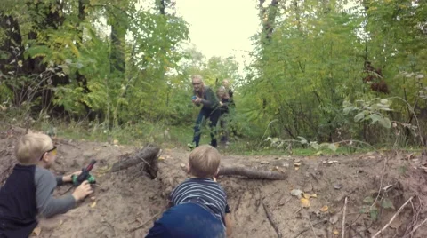 Installation. Moving the camera. Slow motion. Toy War: Boy vs Girl 库存影片 68676396