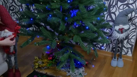 Installation of New Year's gnomes under the Christmas tree for the new year. Vídeos de archivo 259699563