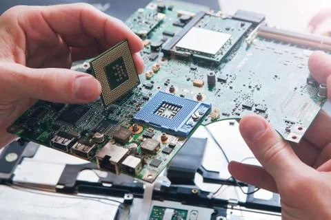 Installation of processor in CPU socket Foto stock