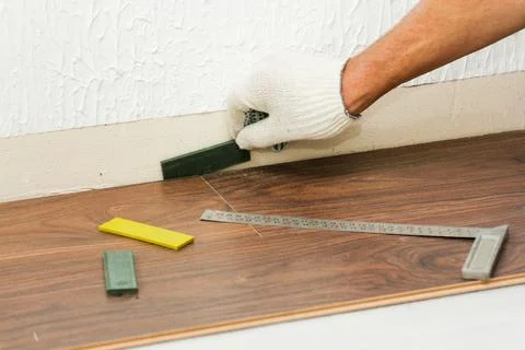 Installation of restraints between the wall and the laminate. Фото