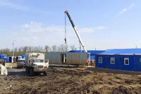 Installation of a trailer cabin in workers' rest camp during the constructi.. Fotos Stock