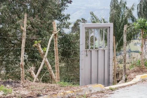 Installed door that does not provide security Foto stock