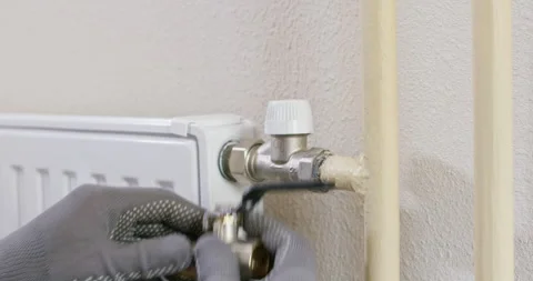 Installer checks union alignment and lever clearance on valve Stockbeeldmateriaal 322010830