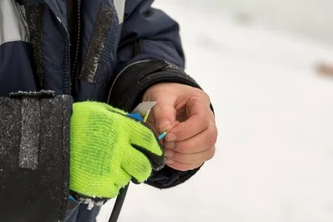 The installer cleans the ends of the power cable 스톡 사진