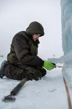 The installer is installing the power cable for lighting 스톡 사진