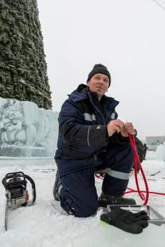 The installer is installing the power cable for lighting 스톡 사진