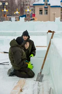Installers on the markup of ice blocks 스톡 사진
