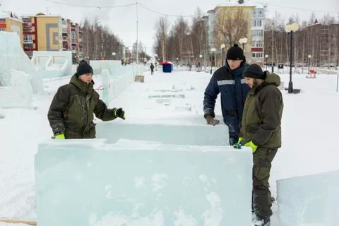Installers on the markup of ice blocks 스톡 사진