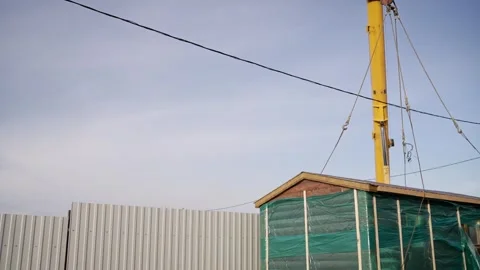 Installing a bathhouse on the ground. 库存影片 254983231