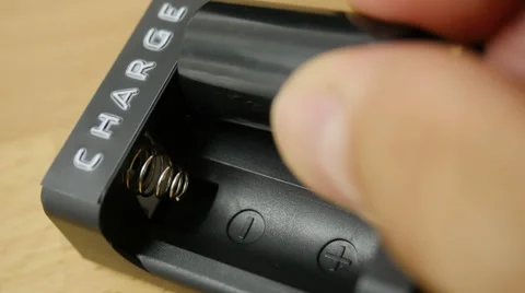 Installing a battery into a charger Видео 53189644