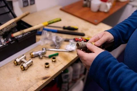 Installing Brass Ball Valve on Pipe, Plumbing Work with Water Fittings and Tools Foto stock