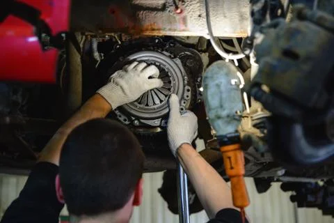 Installing a car clutch disc Foto stock