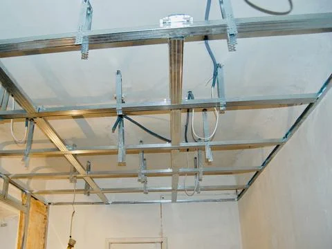 Installing ceiling metal frame with U-shaped brackets and mineral wool insu.. Foto stock