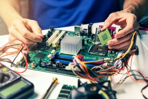 Installing computer hardware - technician install CPU on motherboard Foto stock