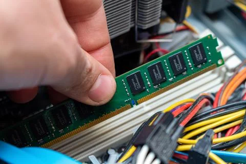 Installing ddr dimm memory, assembling personal computer in a service, hand u Foto stock