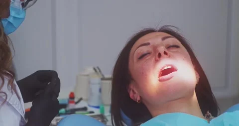 Installing a dental drill and drilling a tooth 動画素材 155936762