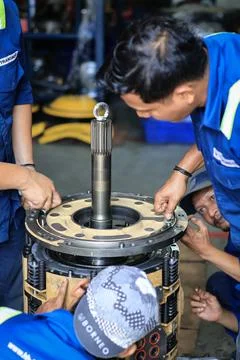 Installing Drum Piston Reverse Komatsu Automatic Transmission Foto stock