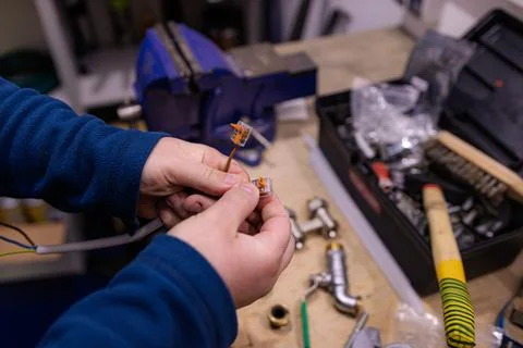 Installing Electrical Wire Connector by Hand, Electrician Completing Cable Conne Foto stock