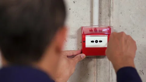 Installing fire alarm system at factory Vidéo 231033064