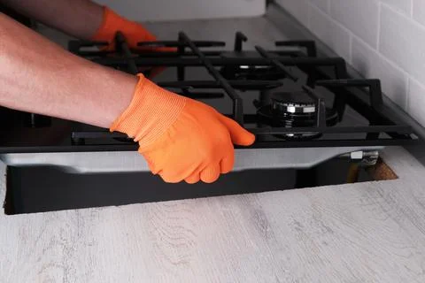 Installing  gas hob in  kitchen set Foto stock