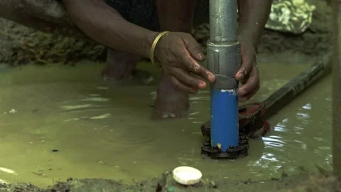 Installing a hand pump water for drinkable potable water supply in remote Vidéo 244915655