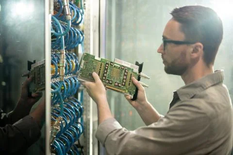 Installing hardware in rack 库存照片