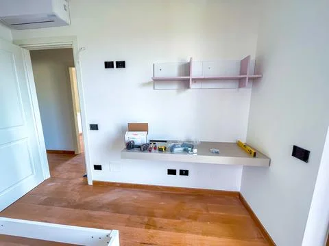 Installing Interior Features and Finishes in a New House for a Modern Livin.. 写真素材