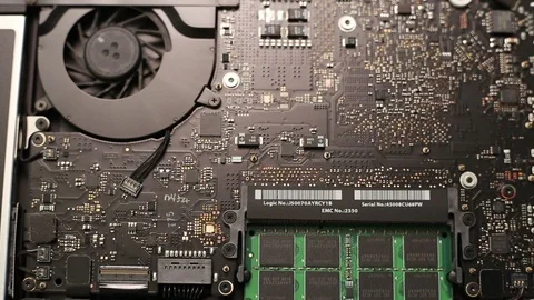 Installing laptop RAM memory. 스톡 동영상 91803351