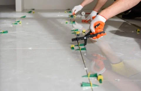 Installing a large ceramic tile. Foto stock