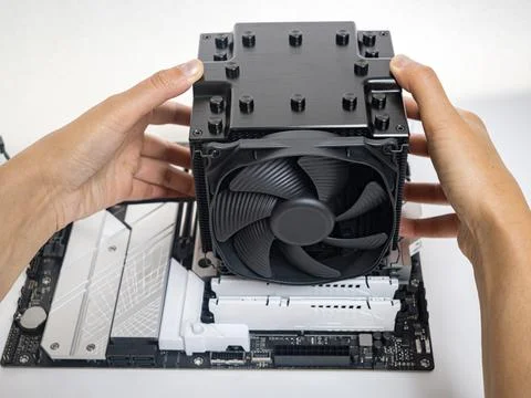 Installing a large cooler on a computer processor. Foto stock