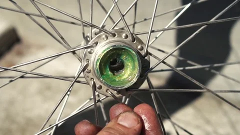 Installing layers at the bike hub Vídeo Stock 80556166