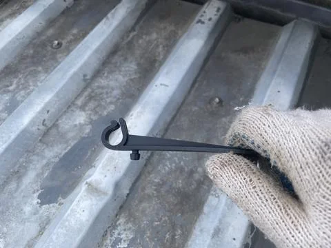Installing leaf guard mesh in gutter Stock-Fotos