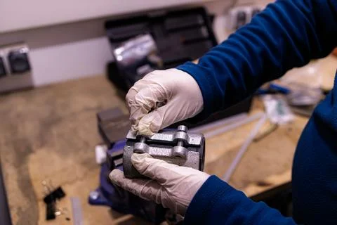 Installing Metal Pipe Clamp in Bench Vise, Preparing Plumbing Component for Asse Foto stock