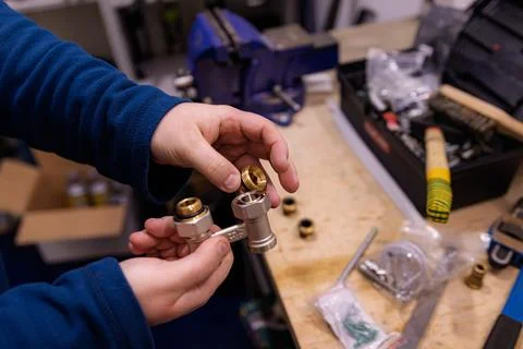 Installing Metal Pipe Connector Fitting by Hand, Plumbing Assembly Work with Thr Stock-Fotos