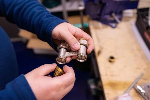 Installing Metal Pipe Connector Fitting by Hand, Plumbing Assembly Work with Thr Foto stock
