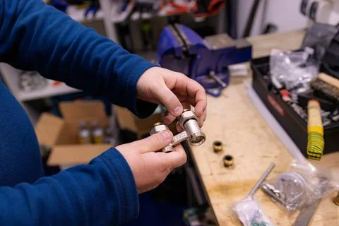 Installing Metal Pipe Connector Fitting by Hand, Plumbing Assembly Work with Thr Foto stock