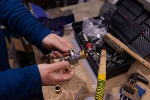 Installing Metal Pipe Connector Fitting by Hand, Plumbing Assembly Work with Thr Stock-Fotos