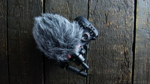 Installing the microphone on the camera 库存影片 106938981