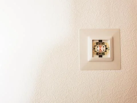 Installing a new electrical outlet. Electrical wiring repair concept. Foto stock