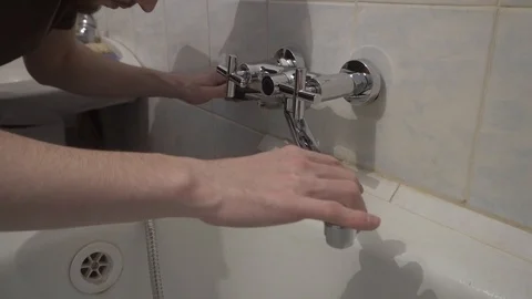 Installing a new faucet in the bathroom Vidéo 108308397