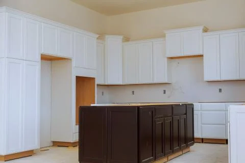 Installing new induction hob in modern kitchen installation of kitchen cabine Foto stock