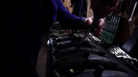 Installing a new powerful engine Video stock 328235184