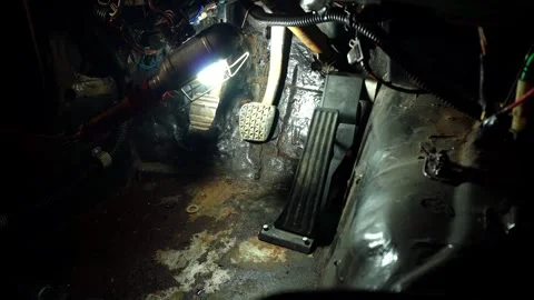 Installing a new powerful engine Video stock 328235354