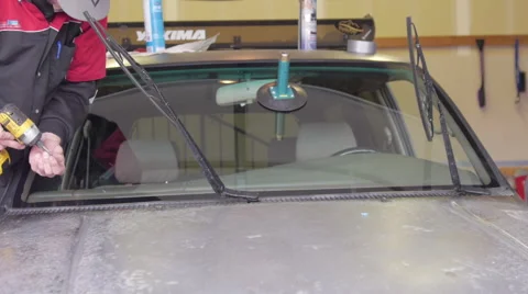 Installing new windshield Vidéo 56956015