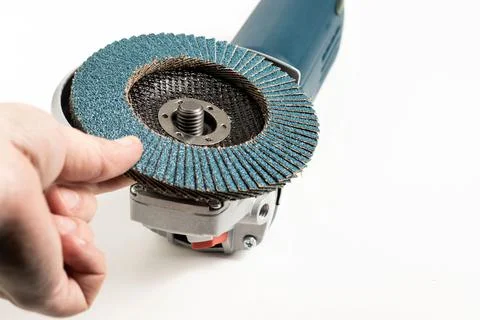 Installing a petal wheel on a grinder for processing wood surfaces. Close-up Foto stock