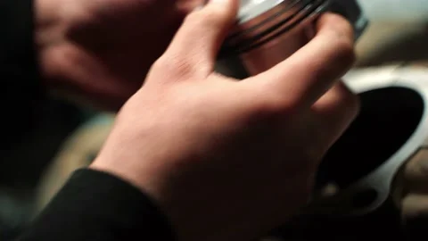 Installing the piston in the ATV engine. motor assembly, male hands Vidéo 156034948