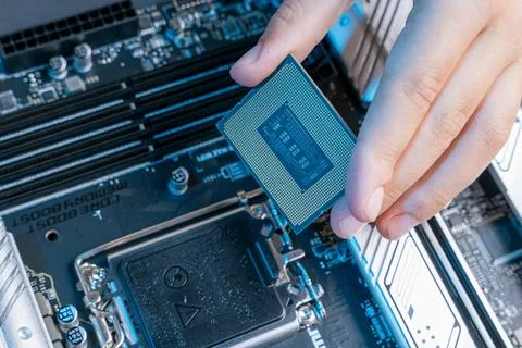 Installing the processor into the motherboard socket Foto stock