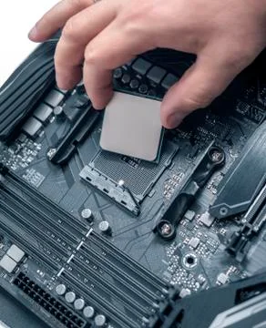 Installing processor unit into computer motherboard. Foto stock